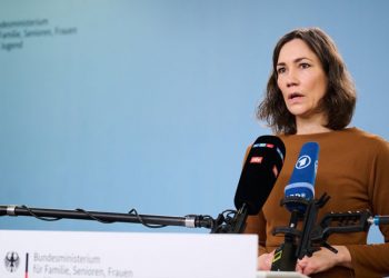 Almanya'da koalisyon hükümetinde ilk istifa: Aile bakanı Anne Spiegel istifa etti