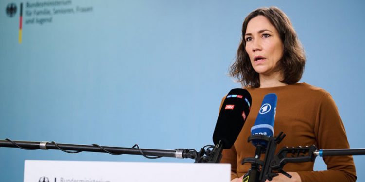 Almanya'da koalisyon hükümetinde ilk istifa: Aile bakanı Anne Spiegel istifa etti