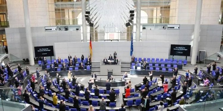 Almanya'da koalisyon hükümetinin zorunlu aşı yasa tasarısı reddedildi