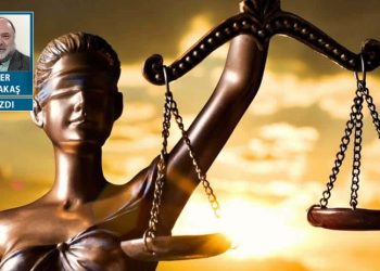 Altından hukuk halısı çekilmiş siyaset yarışı