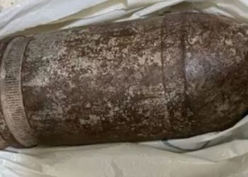 Amerikalı aile İsrail'in Ben Gurion Havalimanı'na patlamamış top mermisiyle geldi