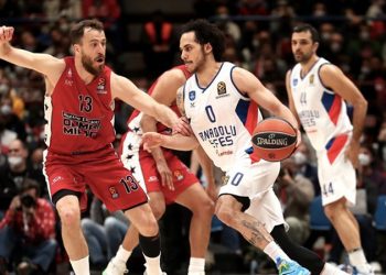 Anadolu Efes, İtalya'da kaybetti; seri 1-1'e geldi