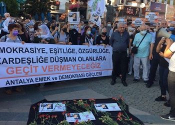 Antalya'da ev baskınları: Sendika, siyasi parti ve demokratik kitle örgütü yöneticileri gözaltında