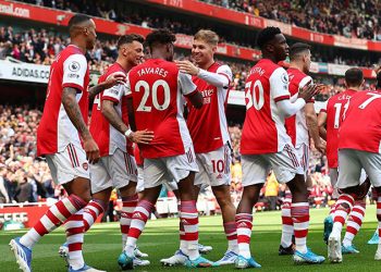 Arsenal, Manchester United'ı 3 golle devirdi