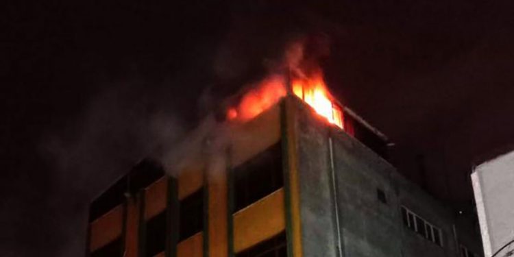 Avcılar'da metal kaplama fabrikasında yangın çıktı