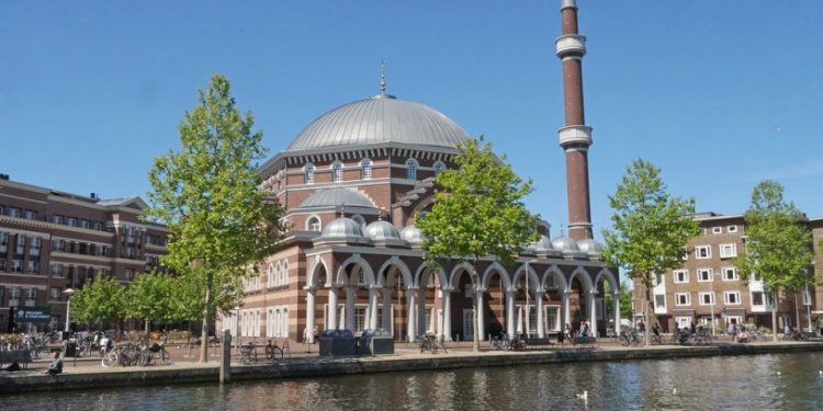 Avrupa'nın ırkçıları Ramazan'da provokasyona hazırlanıyor: Cami önlerinde domuz pişirecekler