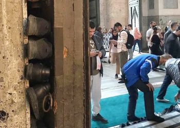 Ayasofya’da skandallar bitmiyor: ‘154 kamera bu ayakkabıları görmüyor mu?’