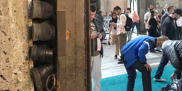 Ayasofya’da skandallar bitmiyor: ‘154 kamera bu ayakkabıları görmüyor mu?’