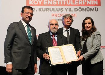 Aydınlanma Onur Ödülü'nü, İmamoğlu ve Çalkaya'nın elinden aldı