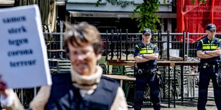 Aşırı sağcı Pegida’dan Hollanda’da cami önlerinde iftarda ‘domuzlu mangal partisi’