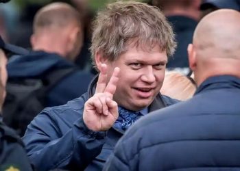 Aşırı sağcı lider İsveç'te polis koruması altında Kur'an yaktı