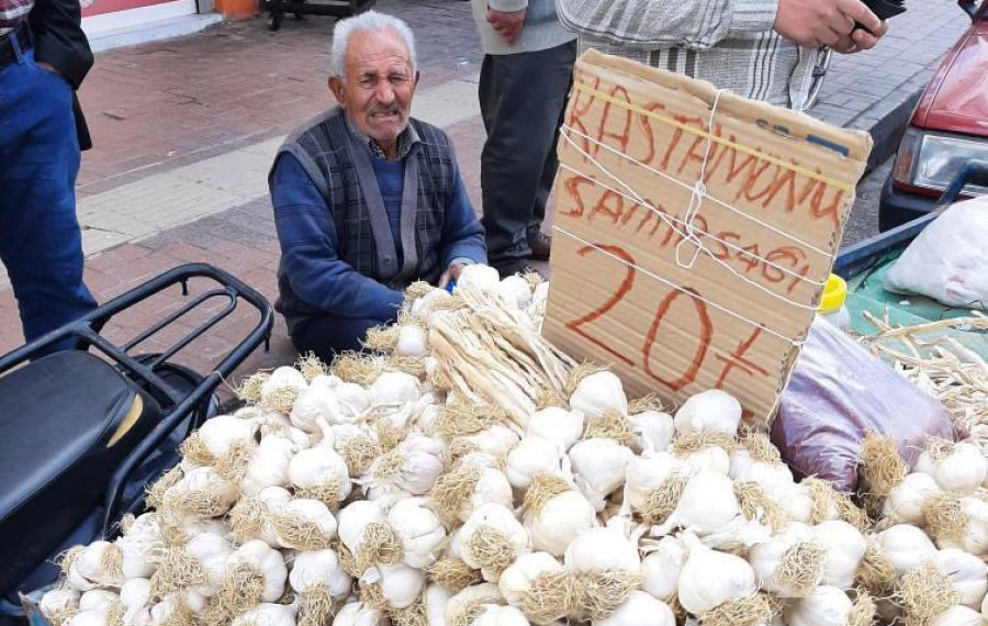 Başkan, tartısına el konulan seyyar satıcıyı makamına çağırdı, özür diledi