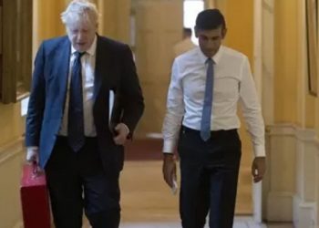 Başbakan Johnson ve Maliye Bakanı Sunak para cezasına çarptırılmalarına karşın istifa etmeyeceklerini açıkladı