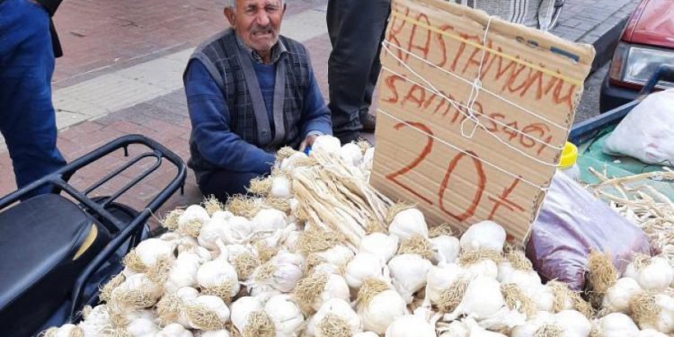 Başkan, tartısına el konulan seyyar satıcıyı makamına çağırdı, özür diledi