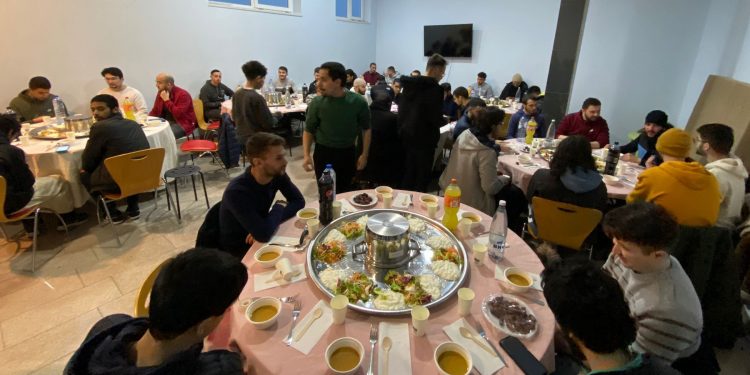 Belçika’da öğrenciler, ‘Müslüman Topluluklar İftarı’nda buluştu; mönüde maklube vardı