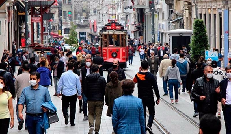 Bilim Kurulu Üyesi: Açık havada maskenin anlamı kalmadı, kapalı ortamlarda dikkat edilmeli