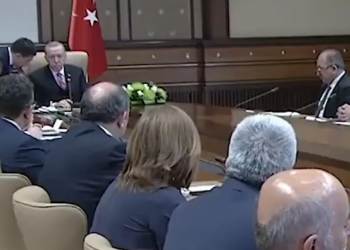 Bilim Kurulu toplantısında ilginç anlar: Erdoğan'ın kulağına eğilip 'Canlı yayında değiliz şu anda' dedi