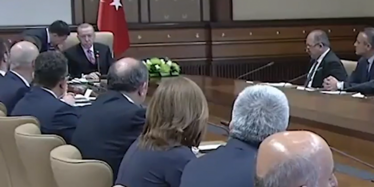 Bilim Kurulu toplantısında ilginç anlar: Erdoğan'ın kulağına eğilip 'Canlı yayında değiliz şu anda' dedi