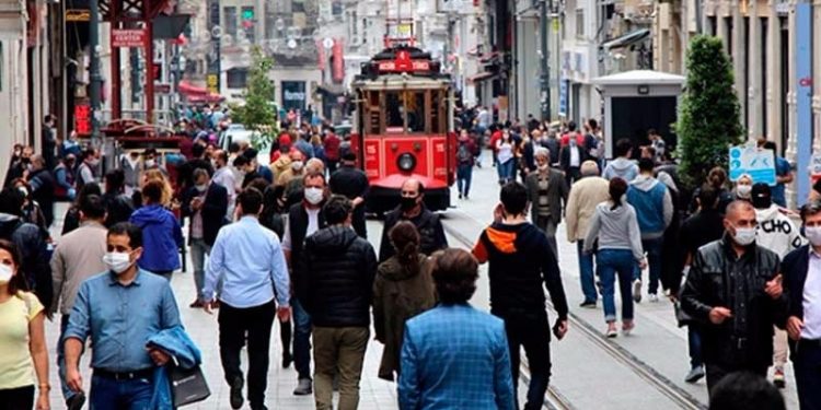 Bilim Kurulu Üyesi: Açık havada maskenin anlamı kalmadı, kapalı ortamlarda dikkat edilmeli