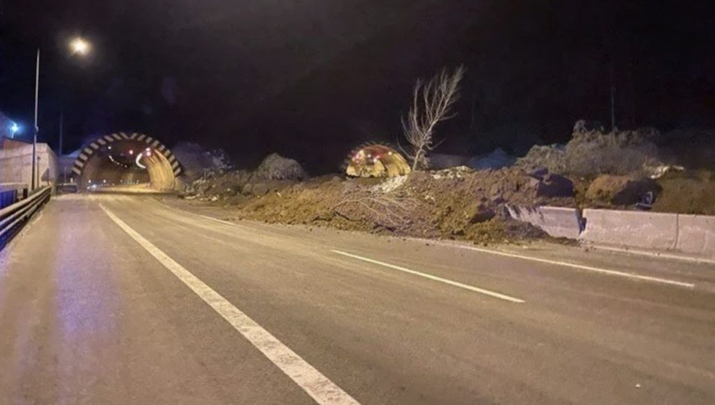 Bolu Dağı Tüneli girişinde heyelan meydana geldi