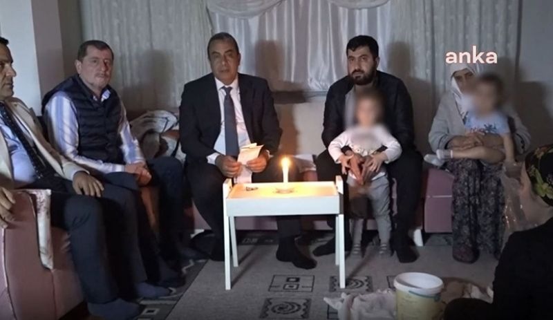 Borcundan dolayı elektriği kesilen yurttaş: Mum ışığı ile iki çocuk bakıyorum, 12 bin 250 lira icralığım