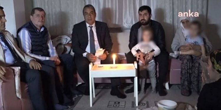 Borcundan dolayı elektriği kesilen yurttaş: Mum ışığı ile iki çocuk bakıyorum, 12 bin 250 lira icralığım