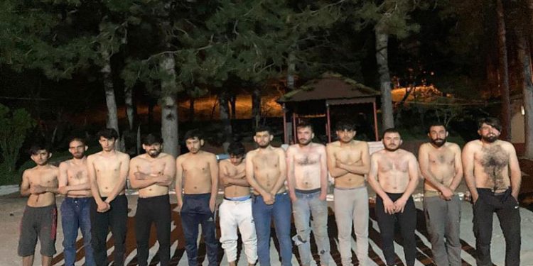 Bulgaristan polisi mültecileri yarı çıplak Türkiye'ye geri itti