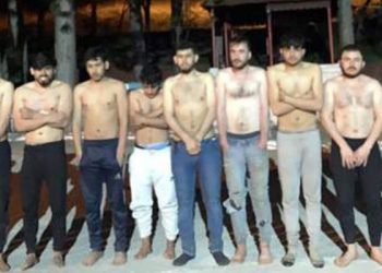 Bulgaristan sınırında üzerindeki giysileri alınmış 187 göçmen yakalandı