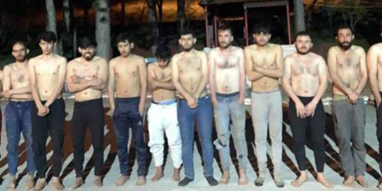 Bulgaristan sınırında üzerindeki giysileri alınmış 187 göçmen yakalandı