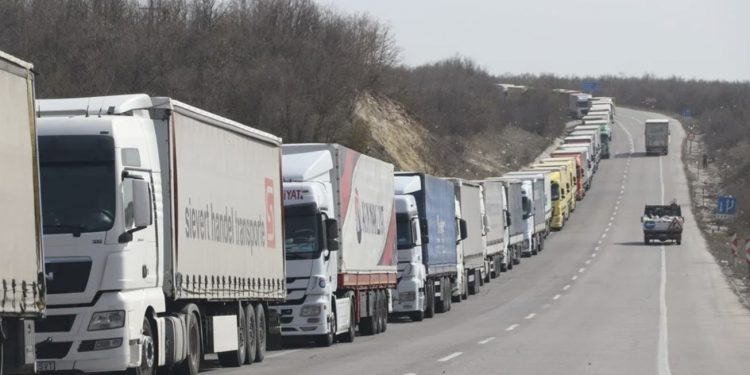 Bulgaristan’a açılan Hamzabeyli Sınır Kapısı’nda 22 kilometrelik TIR kuyruğu