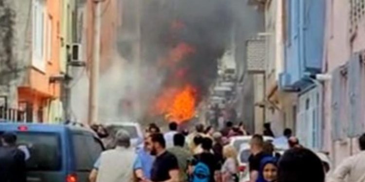 Bursa’da eğitim uçağı sokak ortasına düştü; iki ölü