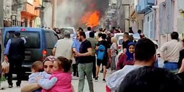 Bursa’da uçak evlerin arasına düştü, 2 pilot hayatını kaybetti