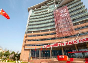 CHP Genel Merkezi’ne pankart astı: ‘Ya cevap ver ya hesap ver’