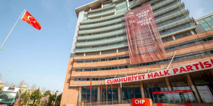 CHP Genel Merkezi’ne pankart astı: ‘Ya cevap ver ya hesap ver’
