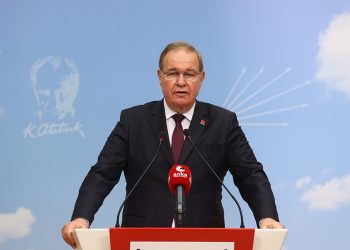 CHP'li Öztrak'tan gençlere 'dünyayı gezin' diyen Erdoğan'a: Önce imkan vereceksiniz, sonra bu tavsiyelerde bulunacaksınız