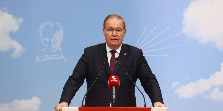 CHP'li Öztrak'tan gençlere 'dünyayı gezin' diyen Erdoğan'a: Önce imkan vereceksiniz, sonra bu tavsiyelerde bulunacaksınız