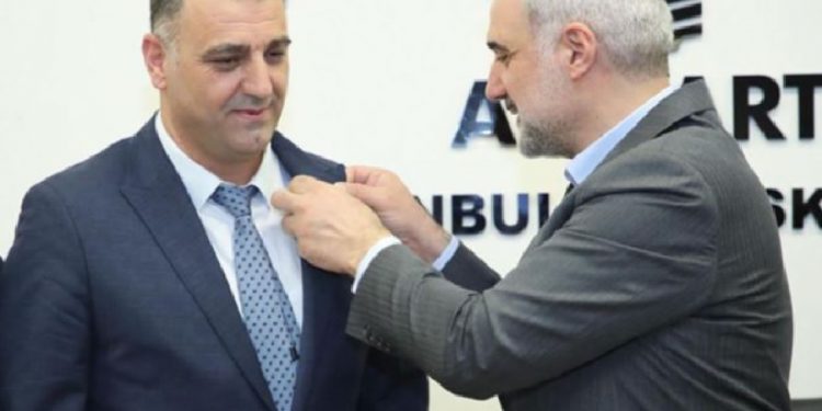 CHP’den istifa edip AKP’ye geçti