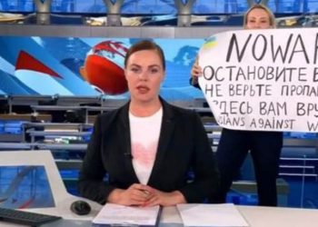 Canlı yayında savaş karşıtı protesto düzenleyen gazeteci Die Welt'te işe başladı