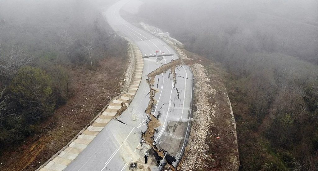 Düzce-Sakarya yolu çökme nedeniyle ulaşıma kapandı