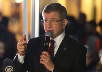 Davutoğlu milli gelirdeki düşüşü tablolarla paylaştı: Ekonomi değil enflasyon uçuyor