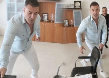 Dekan tartıştığı profesöre kılıç çekti