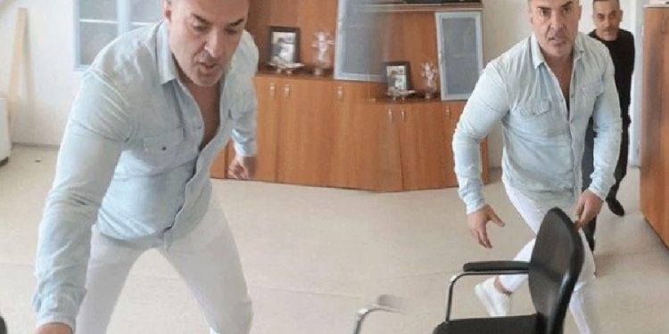 Dekan tartıştığı profesöre kılıç çekti