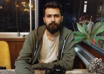 Depremzedelerin AKP’li başkana tepkisini çeken gazeteci darp edildi