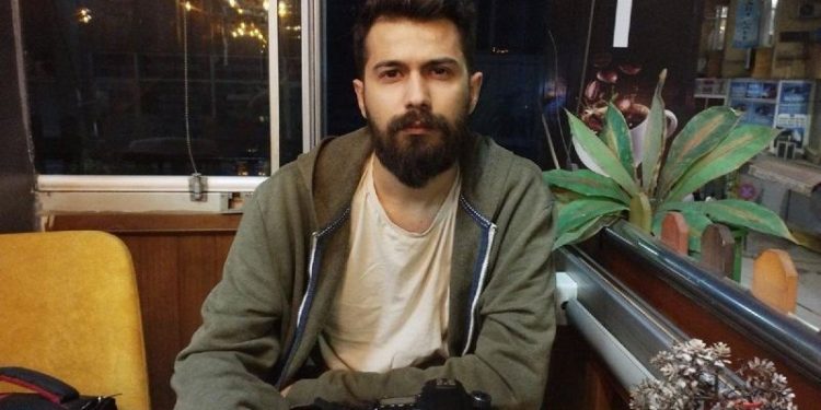 Depremzedelerin AKP’li başkana tepkisini çeken gazeteci darp edildi