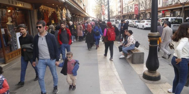 Diyarbakırlılar: Ekonomik krizin tek sebebi savaşlardır, halk konuşmadıkça işler kötüye gidiyor