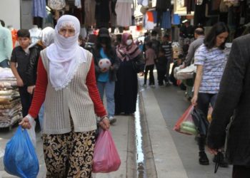 Diyarbakırlılar: İktidar insanların parasını silaha bombaya yatırıyor, her yere savaş açıyor