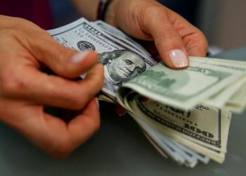 Döviz mevduatlarında üç hafta sonra gerileme