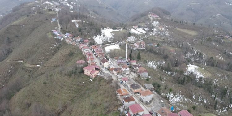 Dünyada örneği yok: Kapı komşuları 2 dakika farkla iftar açıyor