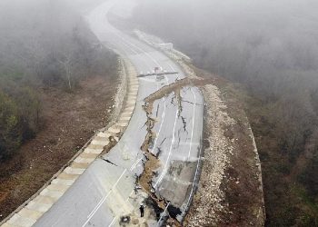 Düzce-Sakarya yolu çökme nedeniyle ulaşıma kapandı