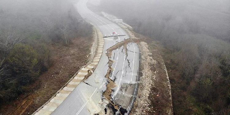 Düzce-Sakarya yolu çökme nedeniyle ulaşıma kapandı